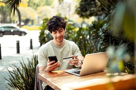 Mobil E-ticaretin Yükselişi: Akıllı Telefonlarla Alışveriş Yapmanın Avantajları